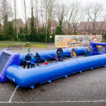 Organiseer een wedstrijdje tafelvoetbal met je vrienden, echter jullie zijn zelf de pionnen! En dus beperkt in beweging! Samenwerken is de boodschap... Deze attractie kan ook gebruikt worden als mini voetbalveld zonder de touwen en gespen.